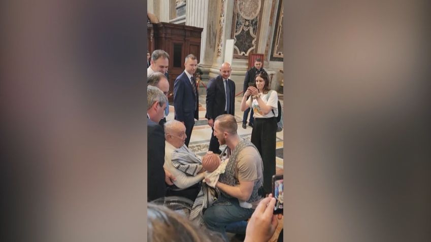 Papa Francisco apareceu de surpresa na Basílica de São Pedro, no Vaticano • Luiz Gil