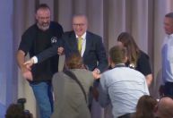 Primeiro-ministro da Austrália leva tombo durante evento; veja momento