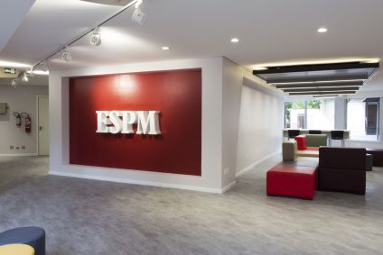 Sala com o logo da ESPM na parede
