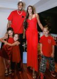 Éder Militão e Tainá Castro postam foto em família