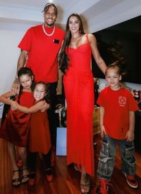 Éder Militão e Tainá Castro postam foto em família