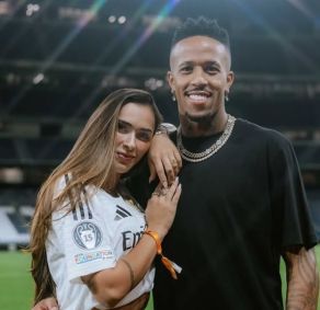 Éder Militão posa com a esposa, Tainá Castro