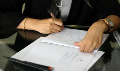 Estudante escrevendo