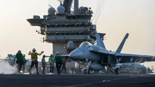 Foto da Marinha dos EUA mostra um F/A-18E Super Hornet se preparando para decolar do porta-aviõs USS Harry S. Truman