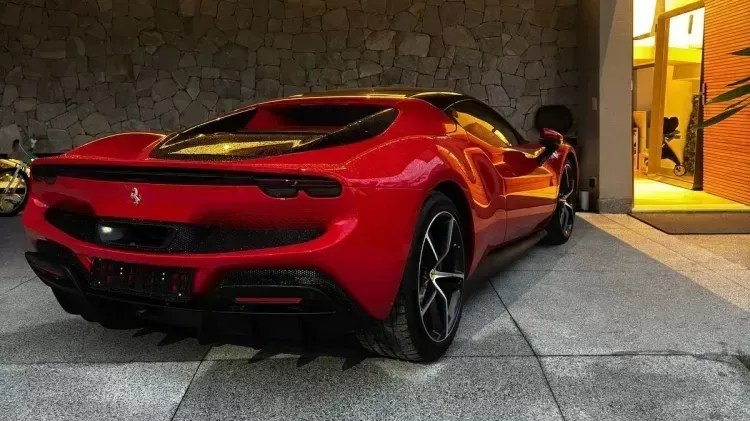 Superesportivo italiano na cor vermelho Rosso Corsa • Divulgação PF