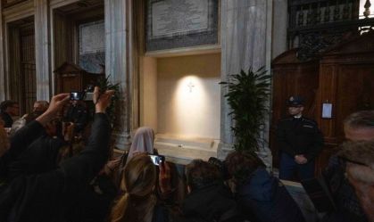 Centenas fazem fila em 1º dia de visitação do túmulo do papa Francisco