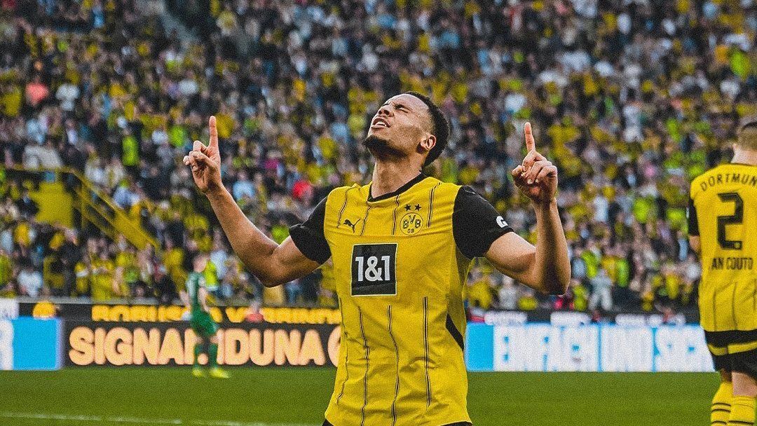 Felix Nmecha celebra o gol da virada para o Borussia Dortmund