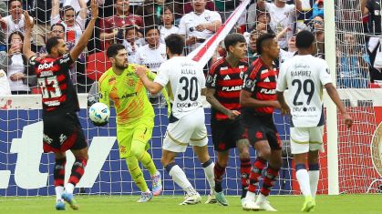 Flamengo e LDU durante duelo da terceira rodada da Copa Libertadores