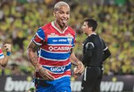 Deyverson acerta carrinho em preparador físico do São Paulo; veja