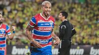 Deyverson acerta carrinho em preparador físico do São Paulo; veja
