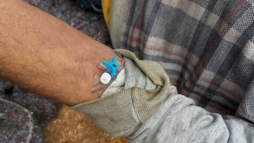 Homem foi encontrado com o acesso venoso, que permite o fornecimento de medicamentos. • Reprodução