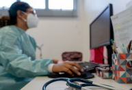Mulheres são maioria entre médicos pela primeira vez, mostra estudo