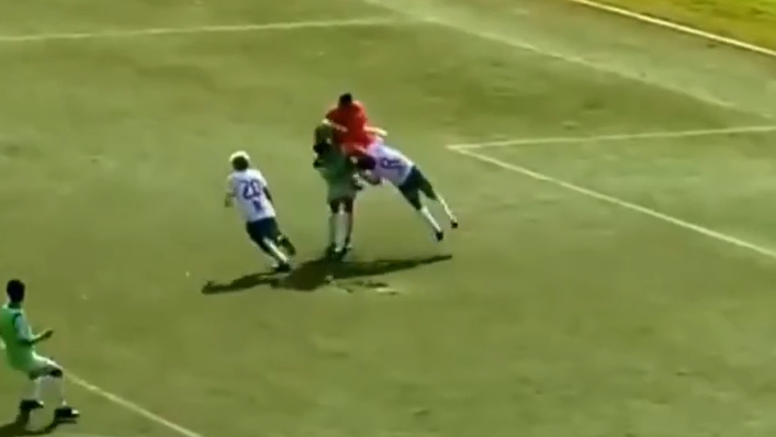 Jogador morre após choque com goleiro em partida de futebol