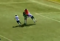 Jogador morre após choque com goleiro em partida de futebol no Peru; vídeo
