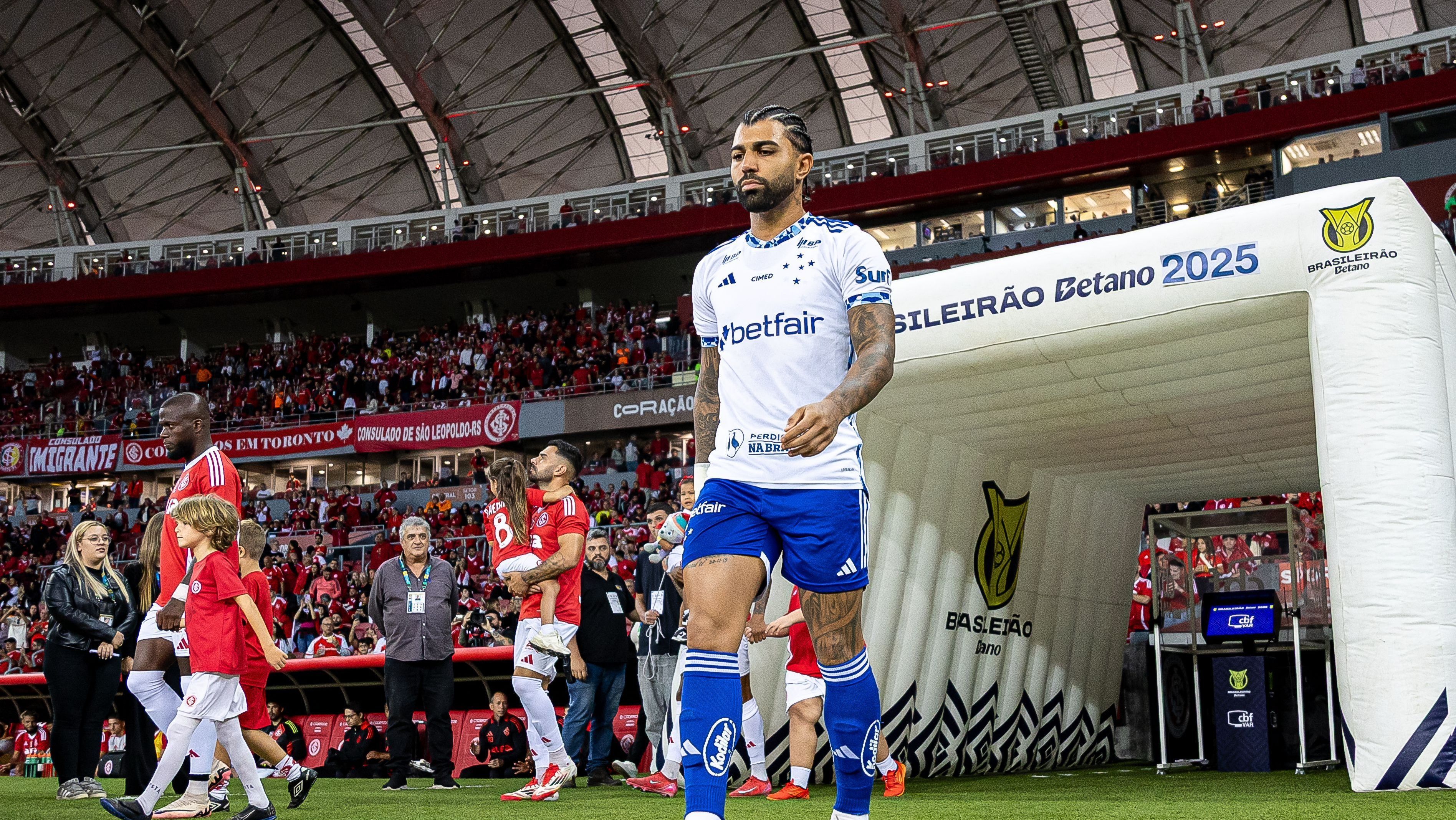 Gabigol entra em campo para confronto diante do Internacional, pelo Brasileirão