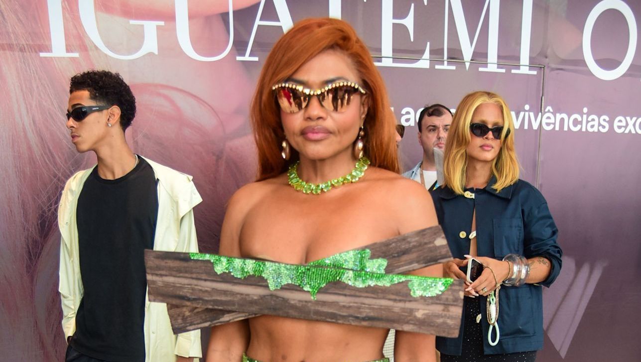 Gaby Amarantos acompanha desfile da Normando na SPFW