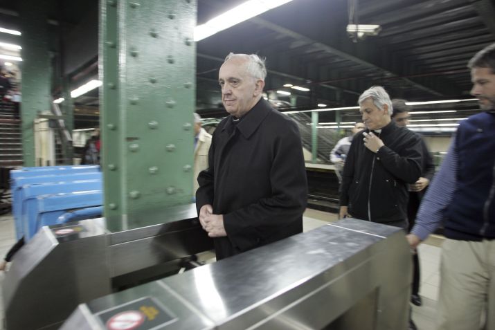 O cardeal argentino Jorge Mario Bergoglio sobe a Linha A do metrô antes da celebração da tradicional missa do Tedeum na Catedral Metropolitana de Buenos Aires • 25/05/2008 - Buenos Aires, Argentina - Foto de Emiliano Lasalvia/LatinContent via Getty Images