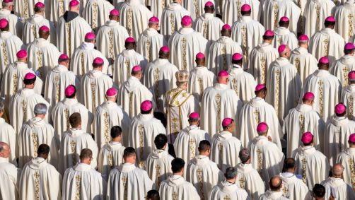 Sacerdotes, bispos e cardeais presidem a Santa Missa com o Colégio Cardinalício para a Abertura da XVI Assembleia Geral Ordinária do Sínodo dos Bispos em outubro de 2023 na Cidade do Vaticano