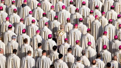 Sacerdotes, bispos e cardeais presidem a Santa Missa com o Colégio Cardinalício para a Abertura da XVI Assembleia Geral Ordinária do Sínodo dos Bispos em outubro de 2023 na Cidade do Vaticano