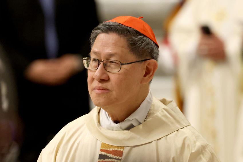 O cardeal Luis Antonio Tagle participa de uma missa com os novos cardeais, presidida pelo papa Francisco na Basílica de São Pedro, em 8 de dezembro de 2024, na Cidade do Vaticano. • Franco Origlia/Getty Images