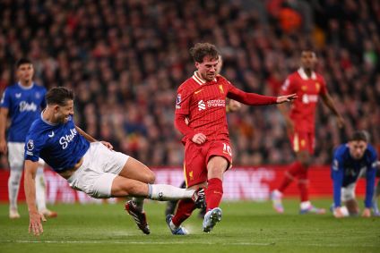A falta duríssima de Tarkowski em MacAllister