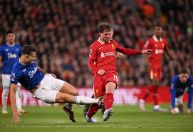 Zagueiro da Premier League é ameaçado de morte após falta dura em clássico