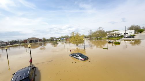Em uma vista aérea, a água cobre as estradas após uma enchente extrema que causou danos significativos em toda a área em 04 de abril de 2025 em Hopkinsville, Kentucky.