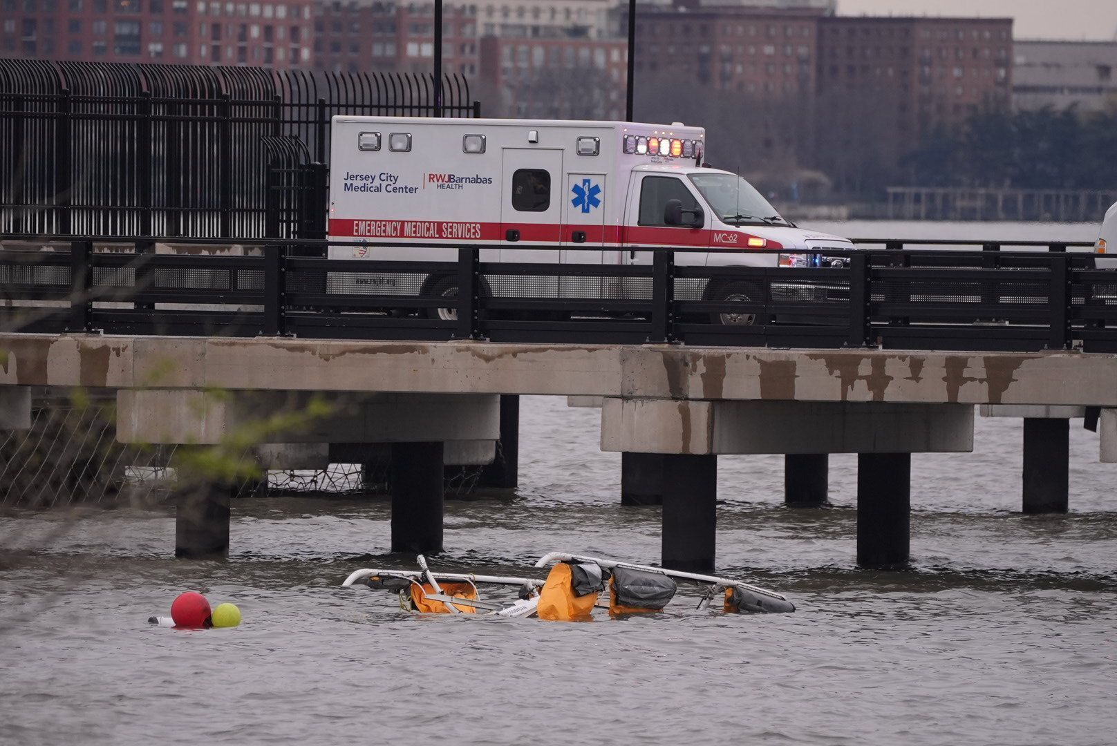 Helicóptero cai no Rio Hudson em Nova York