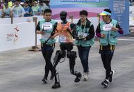 Robôs correm com humanos, e perdem, na 1ª meia maratona humanoide do mundo