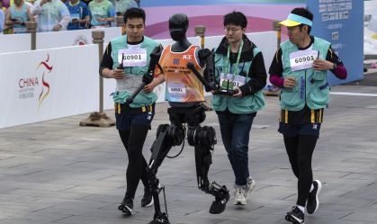 Robôs correm com humanos, e perdem, na 1ª meia maratona humanoide do mundo