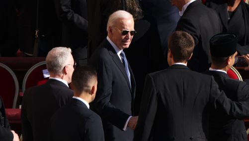Ex-presidente dos EUA Joe Biden chega ao funeral do papa Francisco na Praça de São Pedro em 26 de abril de 2025, na Cidade do Vaticano