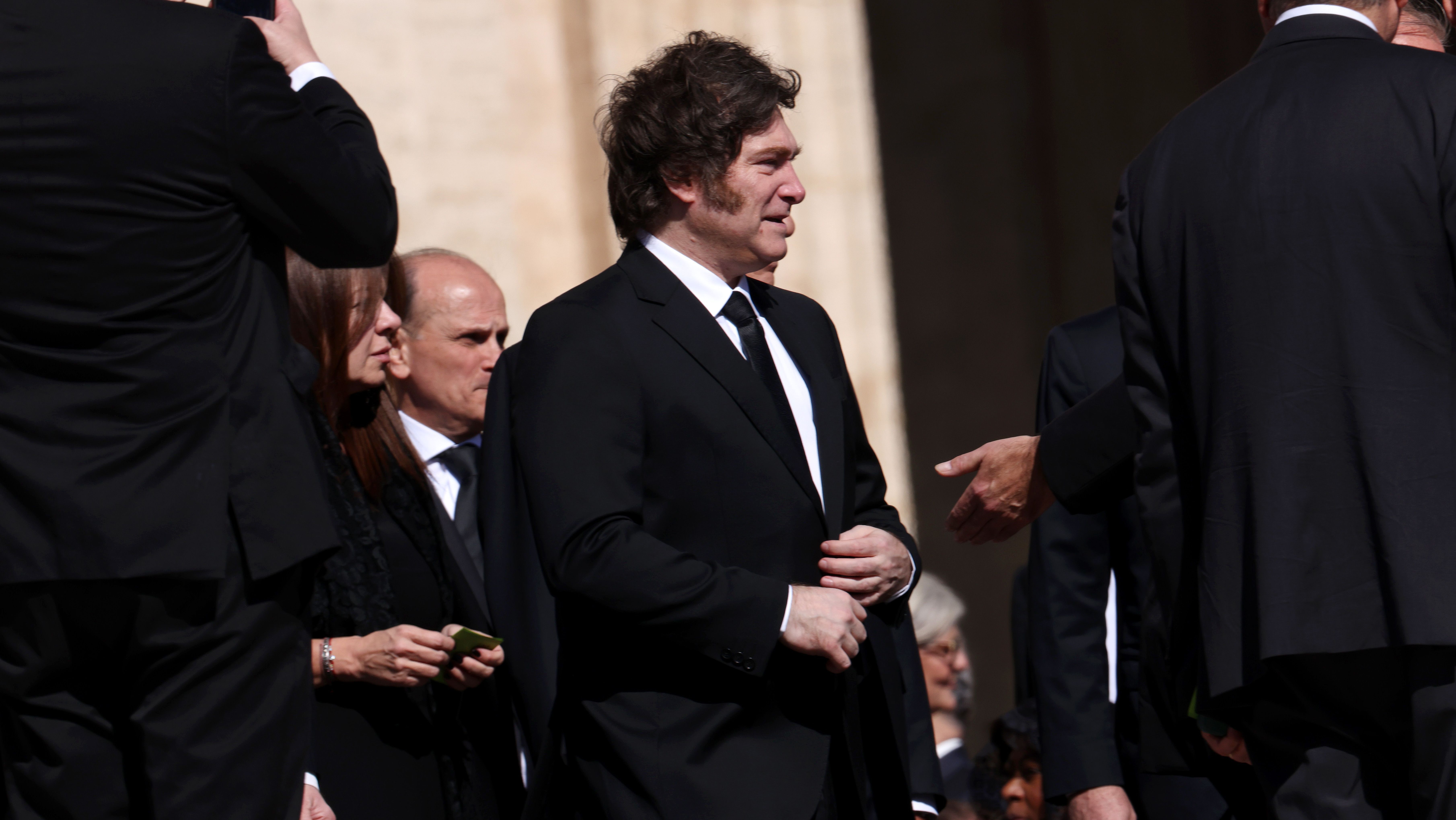 Presidente da Argentina, Javier Milei, chega ao funeral do Papa Francisco na Praça de São Pedro em 26 de abril de 2025 na Cidade do Vaticano