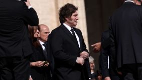 Presidente da Argentina, Javier Milei, chega ao funeral do Papa Francisco na Praça de São Pedro em 26 de abril de 2025 na Cidade do Vaticano