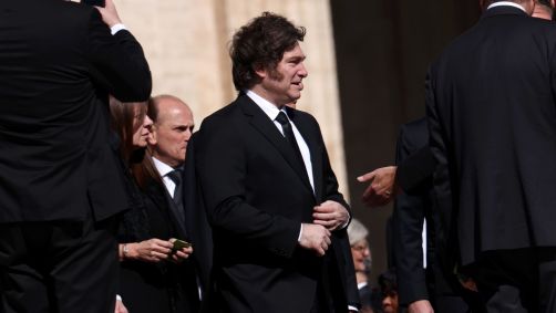 Presidente da Argentina, Javier Milei, chega ao funeral do Papa Francisco na Praça de São Pedro em 26 de abril de 2025 na Cidade do Vaticano