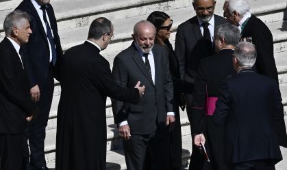 O presidente do Brasil, Luiz Inácio Lula da Silva, e a primeira-dama do Brasil, Rosângela Lula da Silva, chegam ao funeral do Papa Francisco na Praça de São Pedro em 26 de abril de 2025, na Cidade do Vaticano, Vaticano.