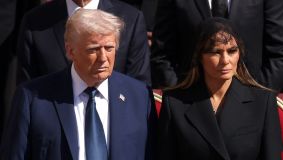 Presidente dos EUA, Donald Trump, e a primeira-dama dos EUA, Melania Trump, chegam ao funeral do Papa Francisco na Praça de São Pedro em 26 de abril de 2025, na Cidade do Vaticano