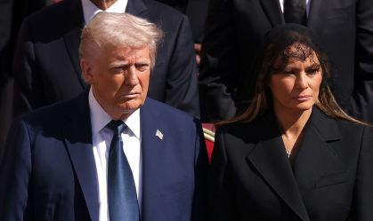 Presidente dos EUA, Donald Trump, e a primeira-dama dos EUA, Melania Trump, chegam ao funeral do Papa Francisco na Praça de São Pedro em 26 de abril de 2025, na Cidade do Vaticano