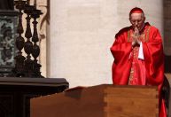 Mandarim é incluído pela primeira vez em um funeral de papa