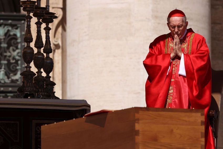 Cardeal Giovanni Battista Re oficia a missa em frente ao caixão durante o funeral do Papa Francisco na Praça de São Pedro em 26 de abril de 2025 na Cidade do Vaticano • Franco Origlia/Getty Images)