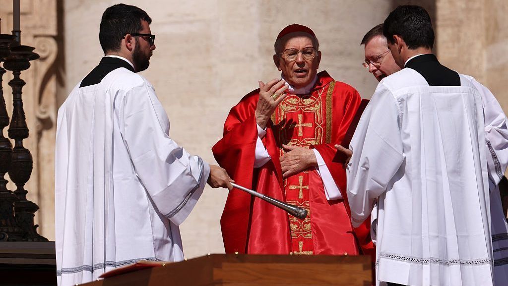 Cardeal Giovanni Battista Re oficia a missa em frente ao caixão durante o funeral do Papa Francisco na Praça de São Pedro em 26 de abril de 2025 na Cidade do Vaticano,