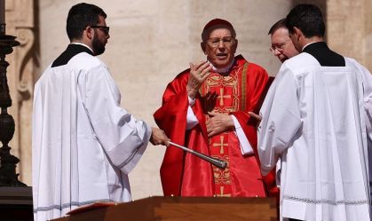 Cardeal Giovanni Battista Re oficia a missa em frente ao caixão durante o funeral do Papa Francisco na Praça de São Pedro em 26 de abril de 2025 na Cidade do Vaticano,