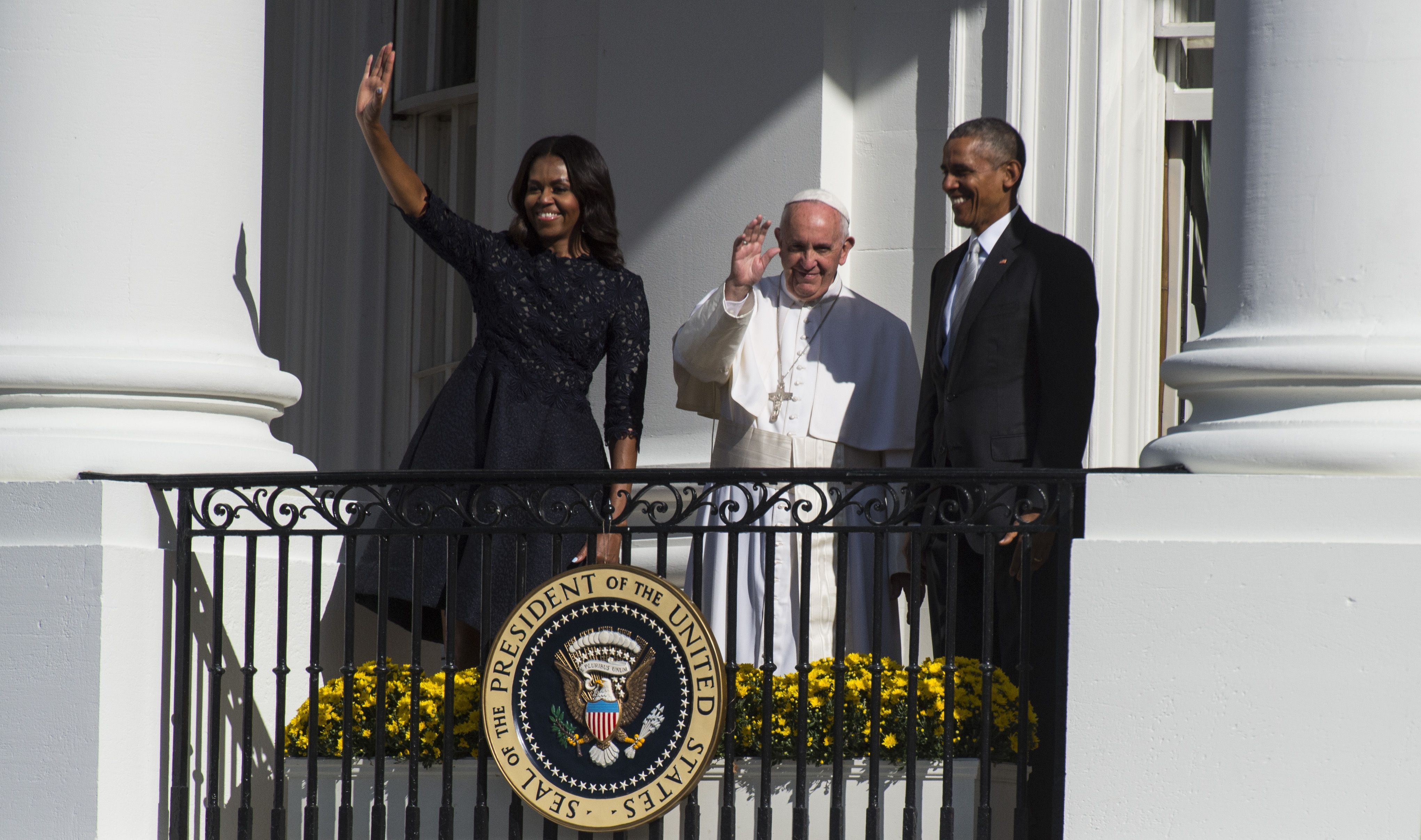 Papa Francisco é recebido pela primeira-dama Michelle Obama, à esquerda, e pelo presidente Barack Obama durante uma cerimônia de chegada à Casa Branca em Washington, D.C., na quarta-feira, 23 de setembro de 2015.