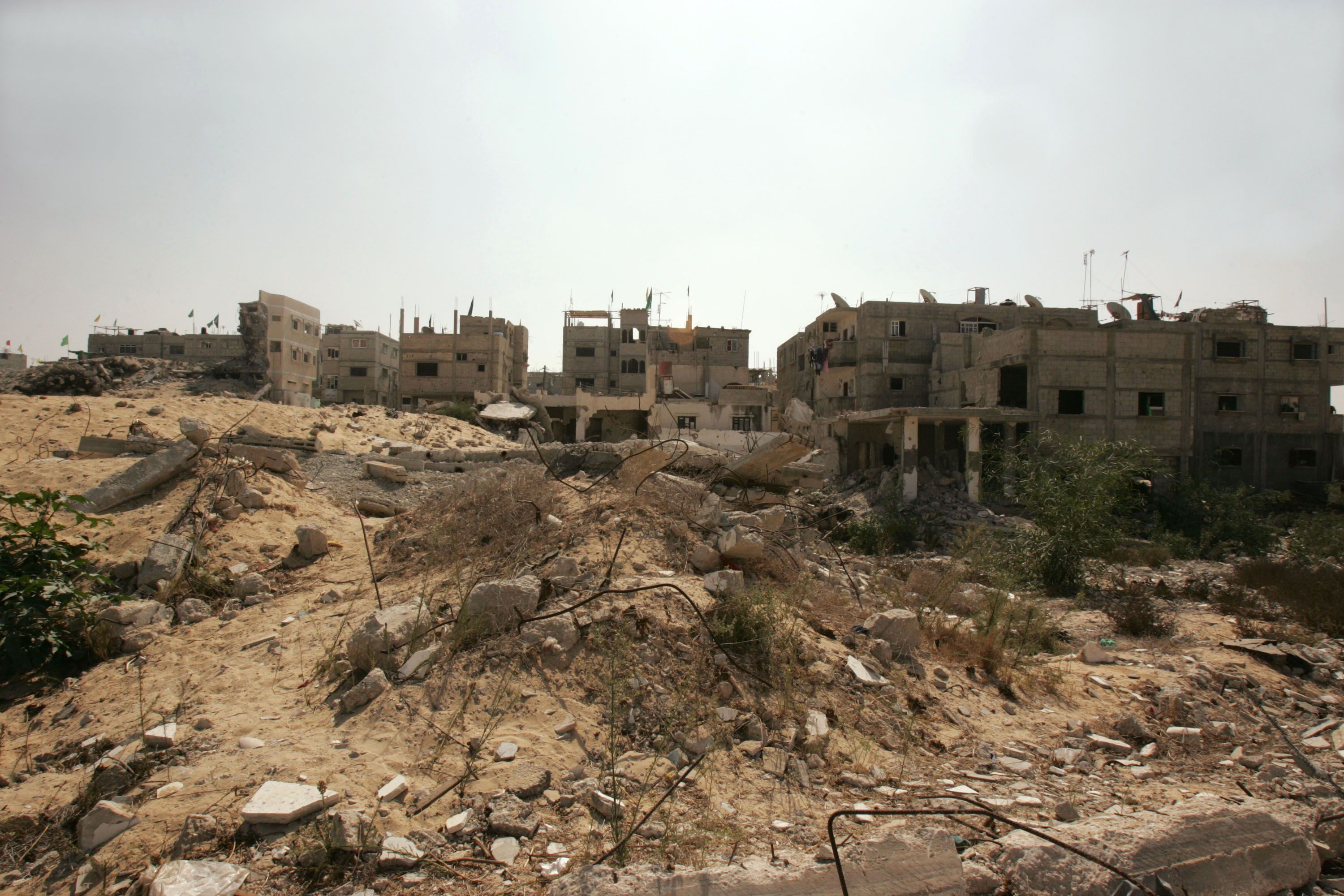Casas supostamente demolidas pelo exército israelense em 21 de setembro de 2005 no campo de refugiados de Khan Younis, que está localizado na borda da antiga cerca de segurança israelense que dividia os assentamentos de Gush Katif do campo de refugiados próximo na Faixa de Gaza. Várias famílias estão vivendo na área.