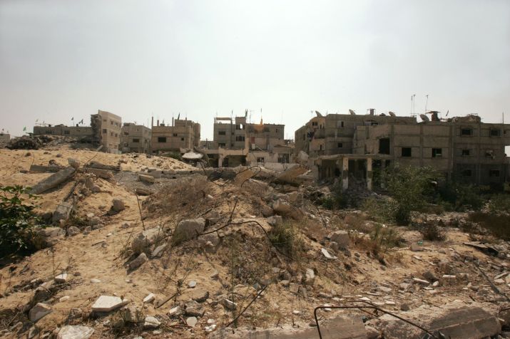 Casas supostamente demolidas pelo exército israelense em 21 de setembro de 2005 no campo de refugiados de Khan Younis, que está localizado na borda da antiga cerca de segurança israelense que dividia os assentamentos de Gush Katif do campo de refugiados próximo na Faixa de Gaza. Várias famílias estão vivendo na área. • Marco Di Lauro/Getty Images