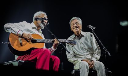 Caetano Veloso sobe ao palco e participa de show de Gilberto Gil; assista