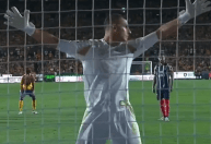 Vídeo: Goleiro fica de costas para defender pênalti de Sergio Ramos