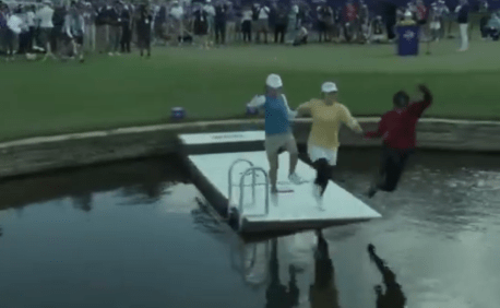 Golfista pula em lago após conquista de título inédito