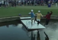 Vídeo: golfista pula em lago após conquista de título inédito
