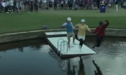 Vídeo: golfista pula em lago após conquista de título inédito