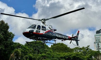 Vídeo: idosa é resgatada de helicóptero após cair em trilha de SP